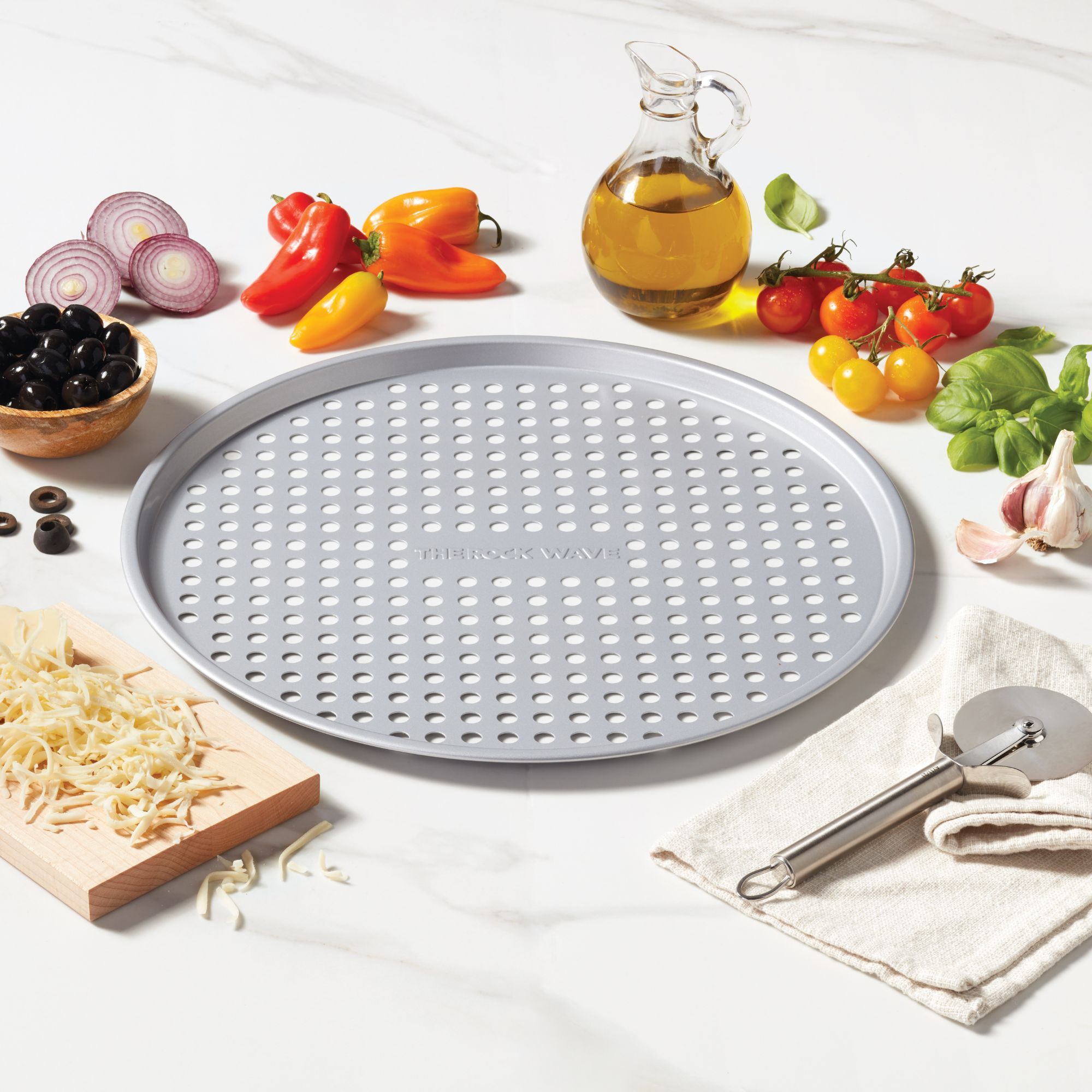 The ROCK WAVE plaque à pizza perforée antiadhésive de 37 cm (14.5") - The Rock - Plaque à pizza - - La Guilde Culinaire