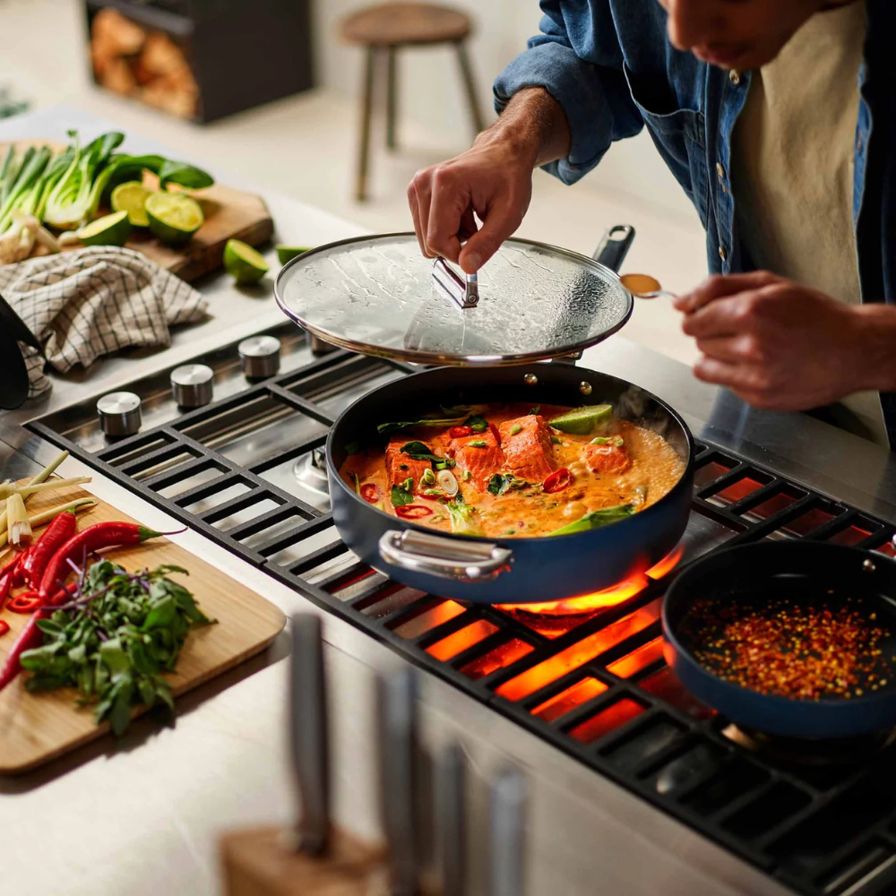 Poêle à frire Space antiadhésive en céramique poignée pliante 28 cm bleue - Joseph Joseph - Poêle - - La Guilde Culinaire