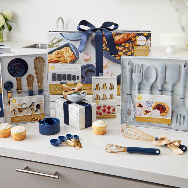 Tasses à mesurer bleu marine et or avec anneau à clipser, 4 pièces - Wilton - Tasse & Cuillère à mesurer - - La Guilde Culinaire