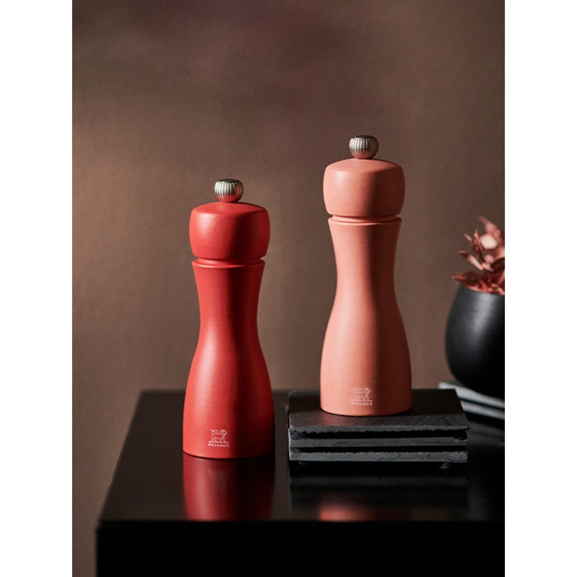 Duo de moulins à poivre et à sel manuels en bois 15 cm - "Tahiti Feu" - Peugeot - Moulin à poivre, sel, et épices - - La Guilde Culinaire