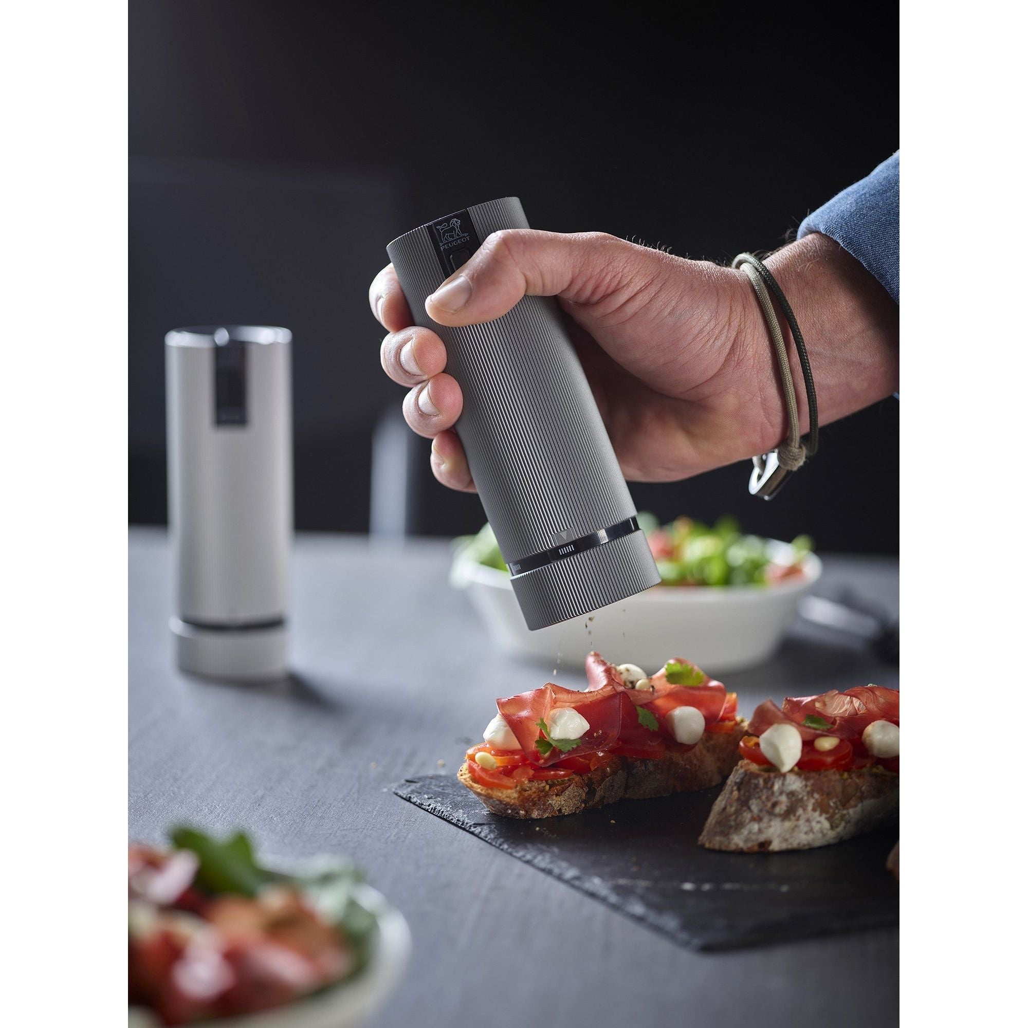Coffret de 2 moulins à sel et poivre électriques "Line" - Moulin à poivre pas fixé - Peugeot - Moulin à poivre, sel, et épices - - La Guilde Culinaire