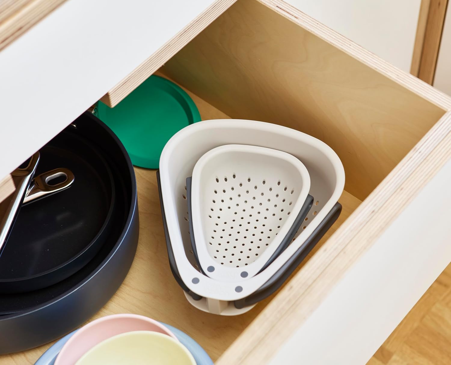 Mini passoire blanche Droplet avec poignée pliable - Joseph Joseph - Passoire et écumoire - - La Guilde Culinaire