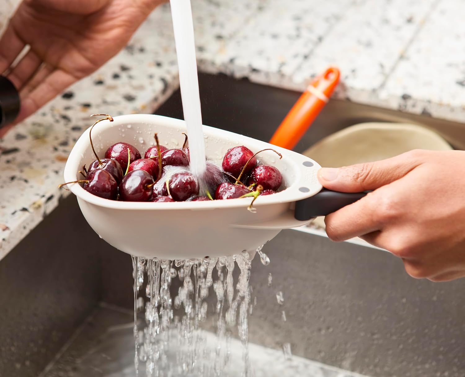 Mini passoire blanche Droplet avec poignée pliable - Joseph Joseph - Passoire et écumoire - - La Guilde Culinaire