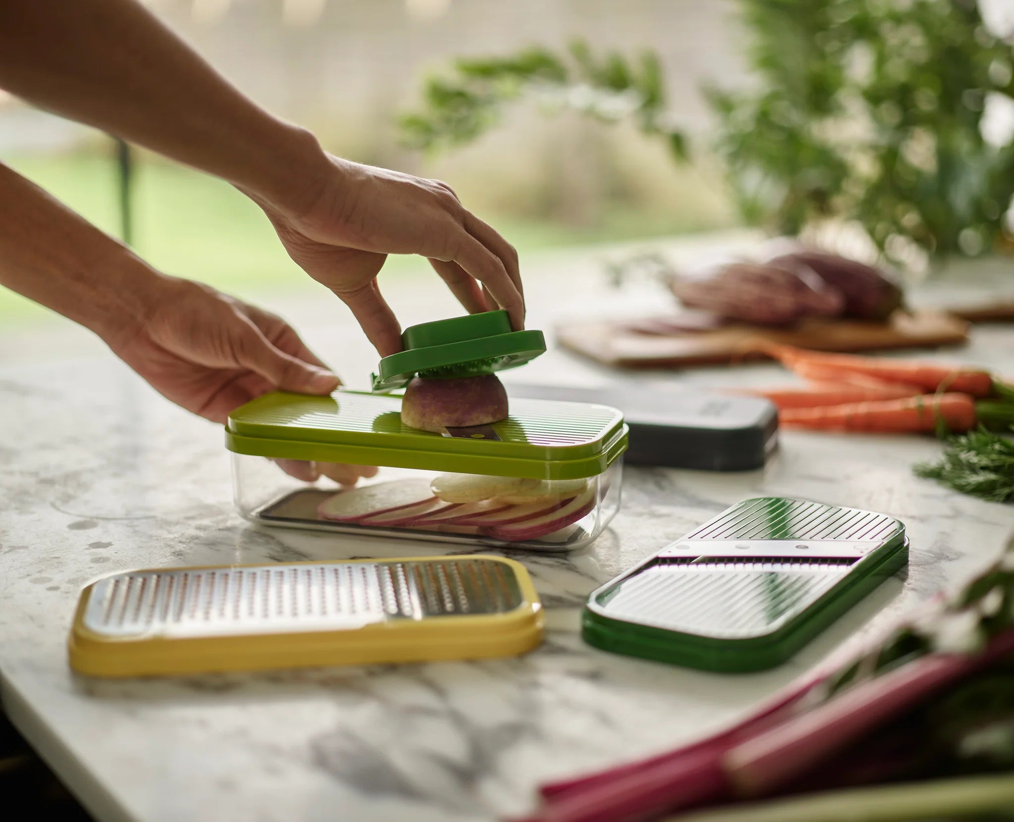 Multi-prep Compact ens. 4-en-1 pour trancher - Joseph Joseph - Râpe et zesteur - - La Guilde Culinaire