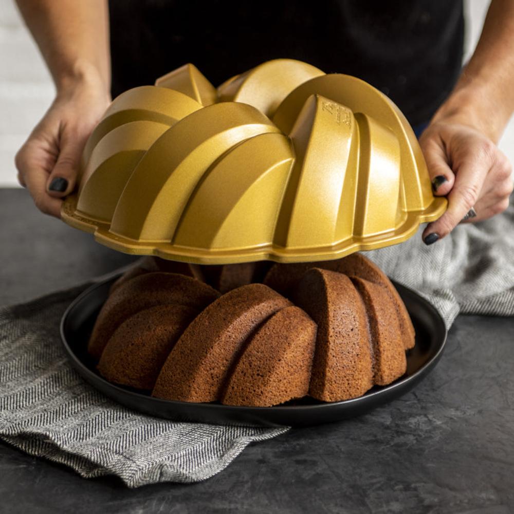 Moule à gâteau Bundt torsadé Gold - Nordic Ware - Moule à gâteaux - - La Guilde Culinaire