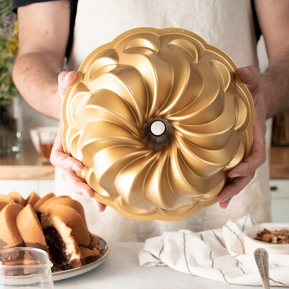 Moule à gâteau Bundt torsadé Gold - Nordic Ware - Moule à gâteaux - - La Guilde Culinaire