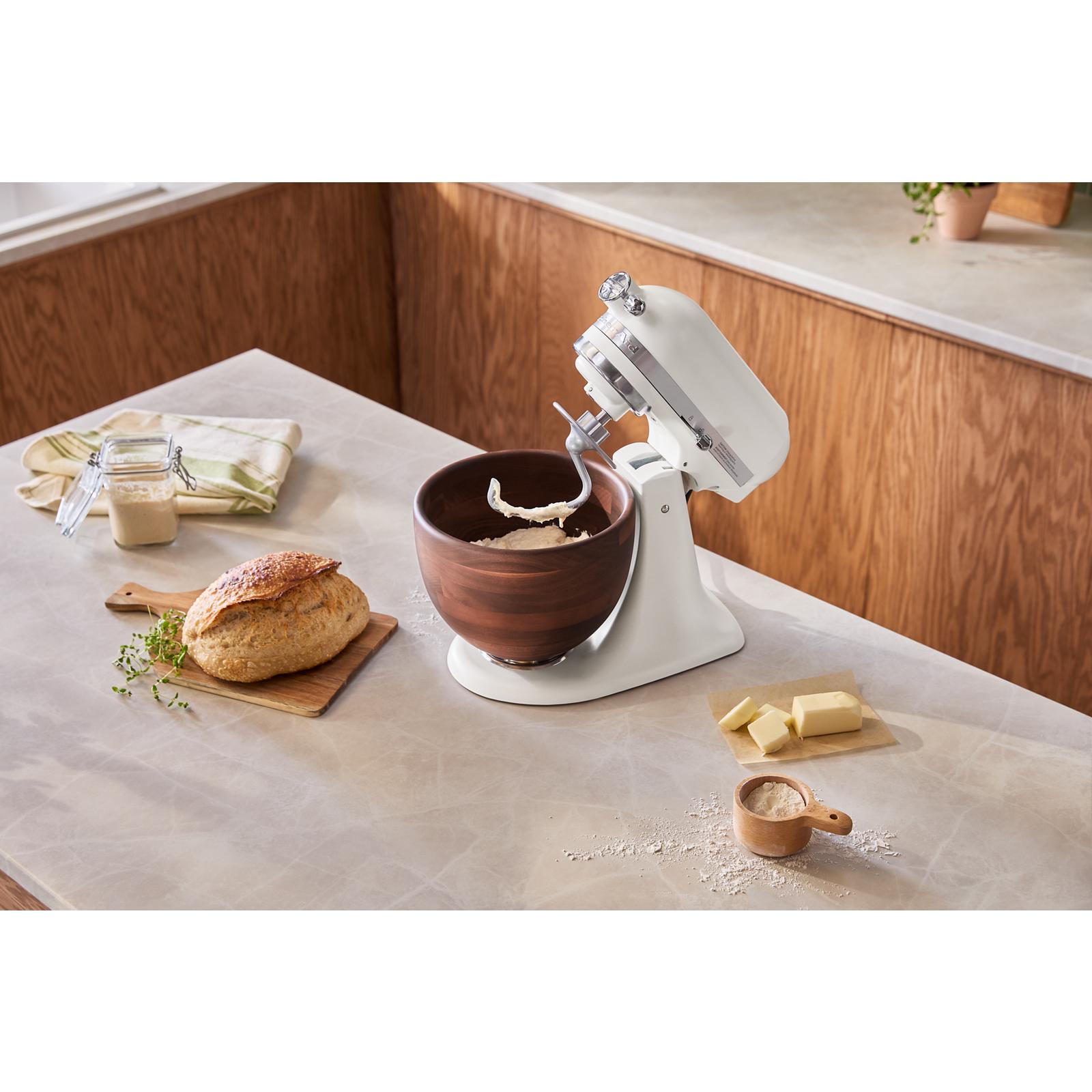 Batteur sur socle à tête inclinable de la série Artisan KitchenAid de 5 pintes avec bol en bois de noyer - Kitchenaid - Batteur sur socle - - La Guilde Culinaire