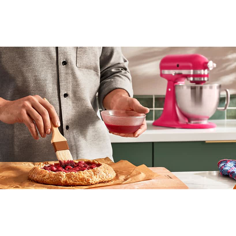 Batteur sur socle à tête inclinable KitchenAid de 4.7 L - Couleur De L’année 2023 Hibiscus - Kitchenaid - Batteur sur socle - - La Guilde Culinaire