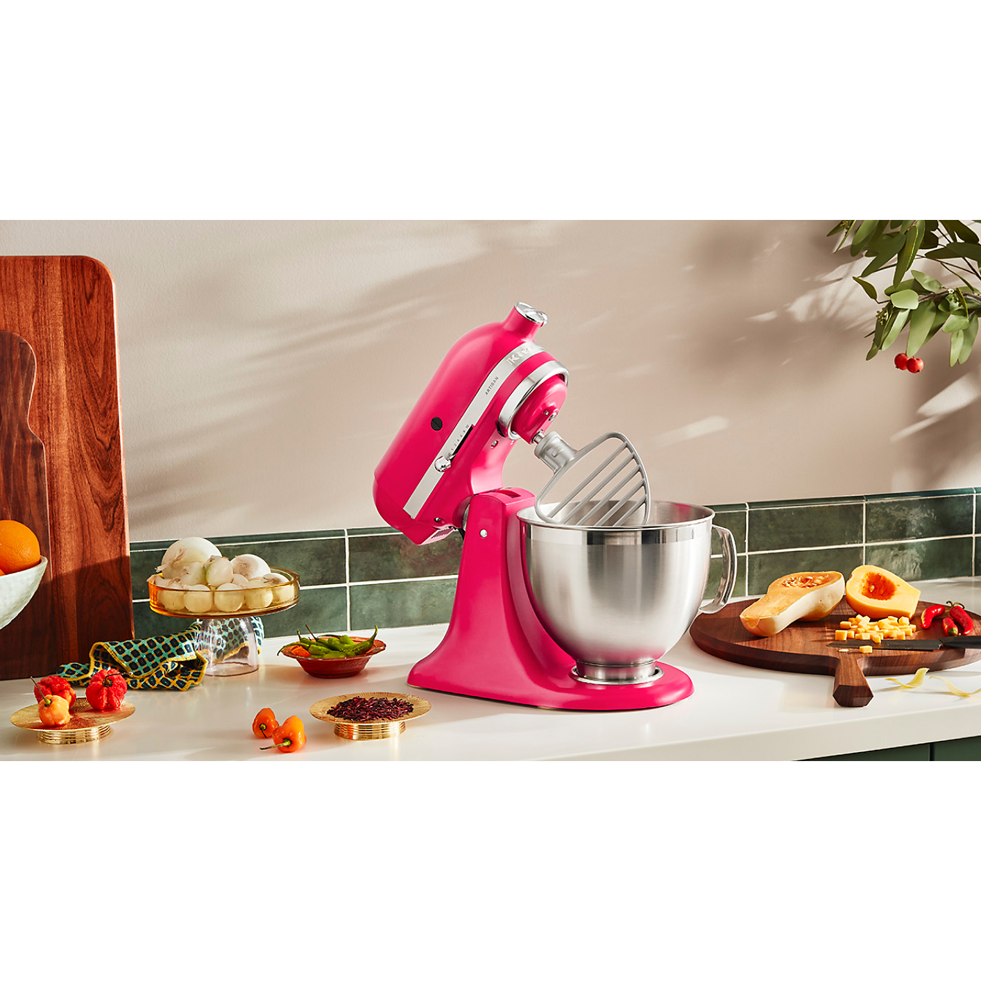 Batteur sur socle à tête inclinable KitchenAid de 4.7 L - Couleur De L’année 2023 Hibiscus - Kitchenaid - Batteur sur socle - - La Guilde Culinaire