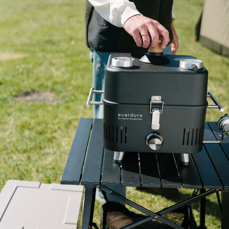 Barbecue à gaz portable Everdure Cube Proflame 360 avec hotte de cuisson – Noir mat - Everdure - BBQ - - La Guilde Culinaire