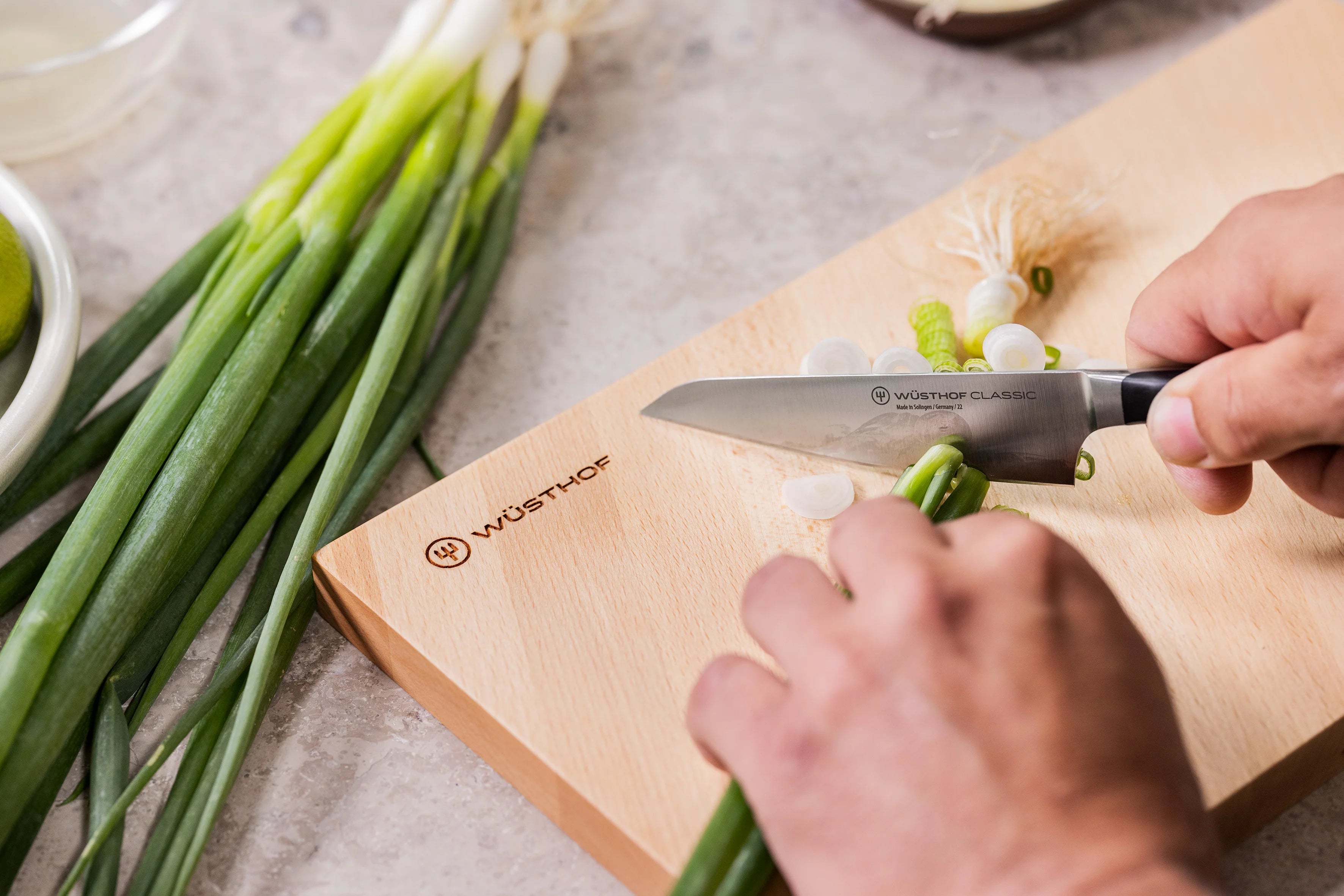 Couteau utilitaire asiatique classique 12 cm / 4 1/2 pouces - Classic - Wüsthof - Couteau de Chef - - La Guilde Culinaire