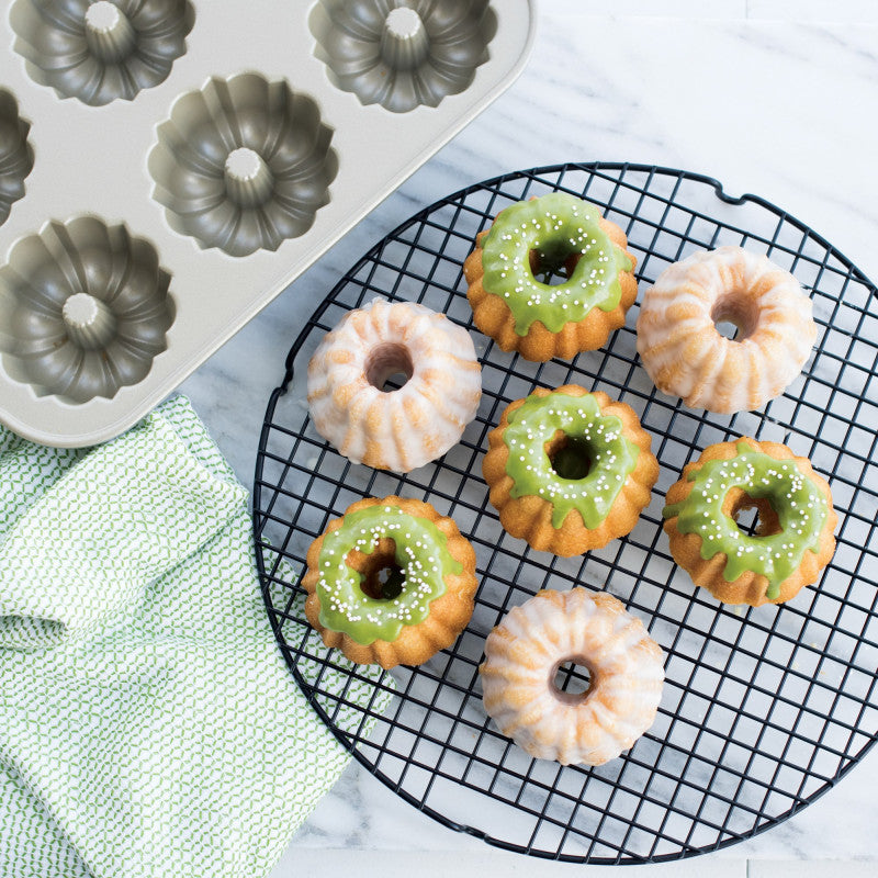 Moule à gâteau 6 mini Bundt - Anniversary Gold - Nordic Ware - Moule à gâteaux - - La Guilde Culinaire