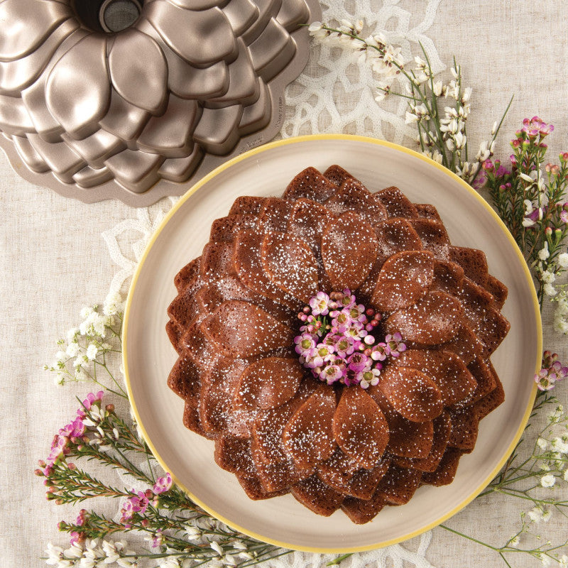 Moule à gâteau Bundt Blossom pétales de fleur Toffee - Nordic Ware - Moule à gâteaux - - La Guilde Culinaire