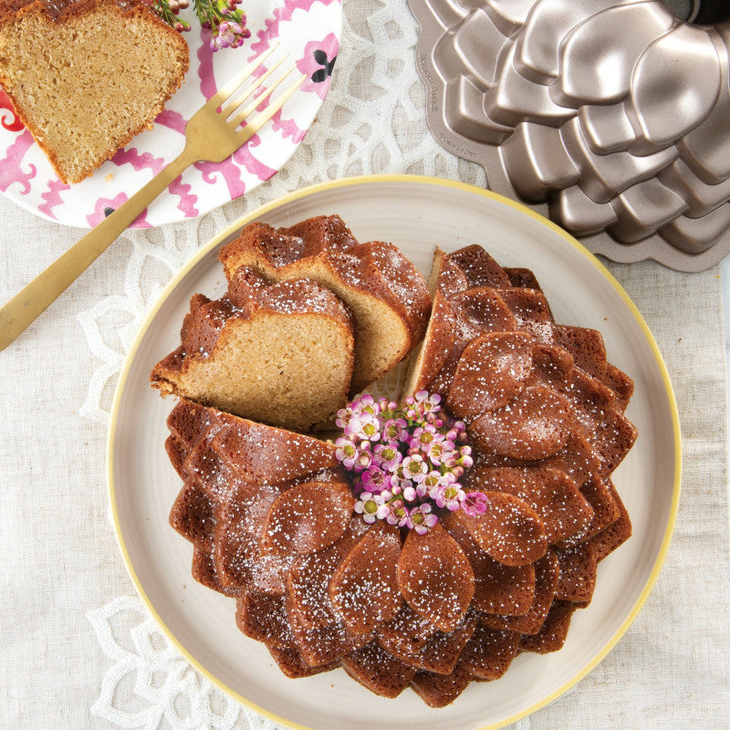 Moule à gâteau Bundt Blossom pétales de fleur Toffee - Nordic Ware - Moule à gâteaux - - La Guilde Culinaire