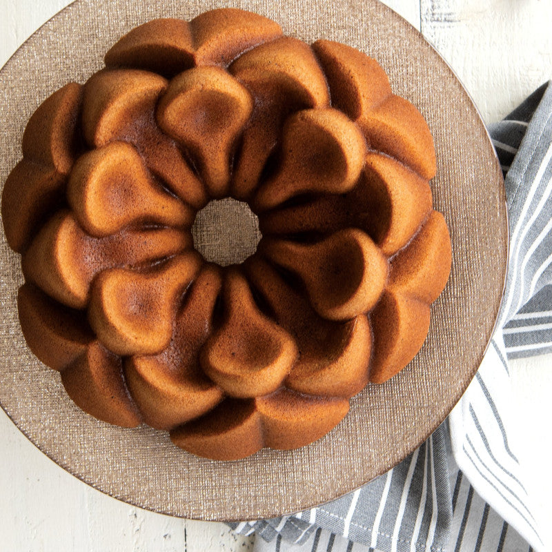 Moule à gâteau Bundt Magnolia Toffee - Nordic Ware - Moule à gâteaux - - La Guilde Culinaire