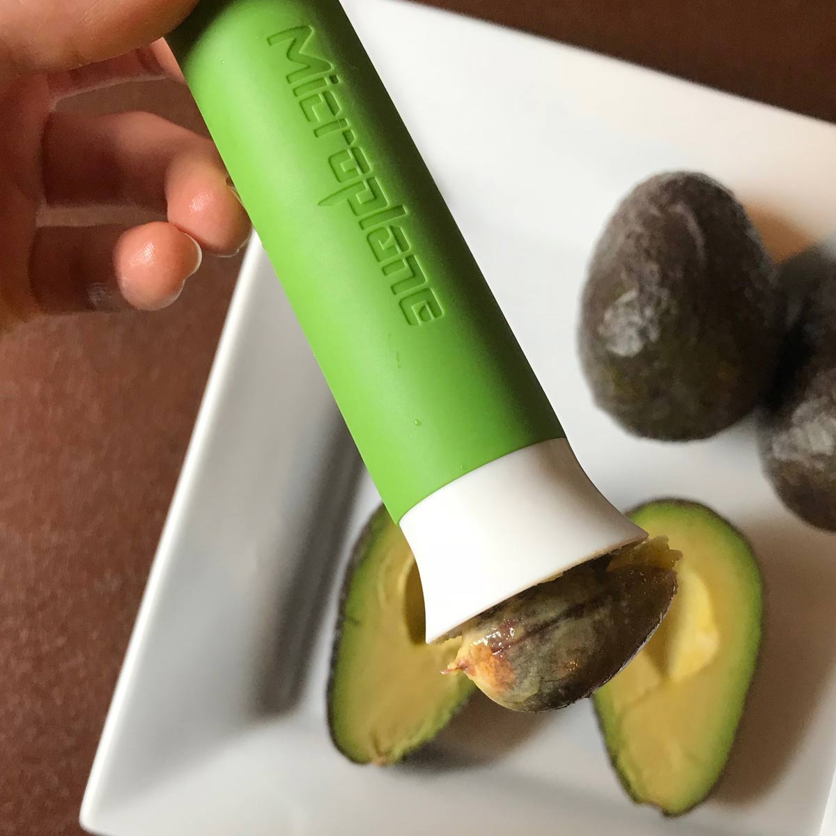 Outil 3 en 1 pour avocat ! - Microplane - Eplucheur et évideur - - La Guilde Culinaire