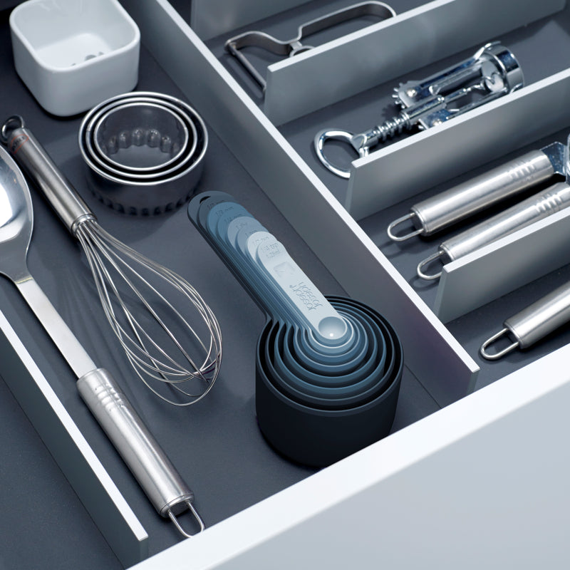 Tasses et cuillères Nest - Joseph Joseph - Tasse & Cuillère à mesurer - - La Guilde Culinaire