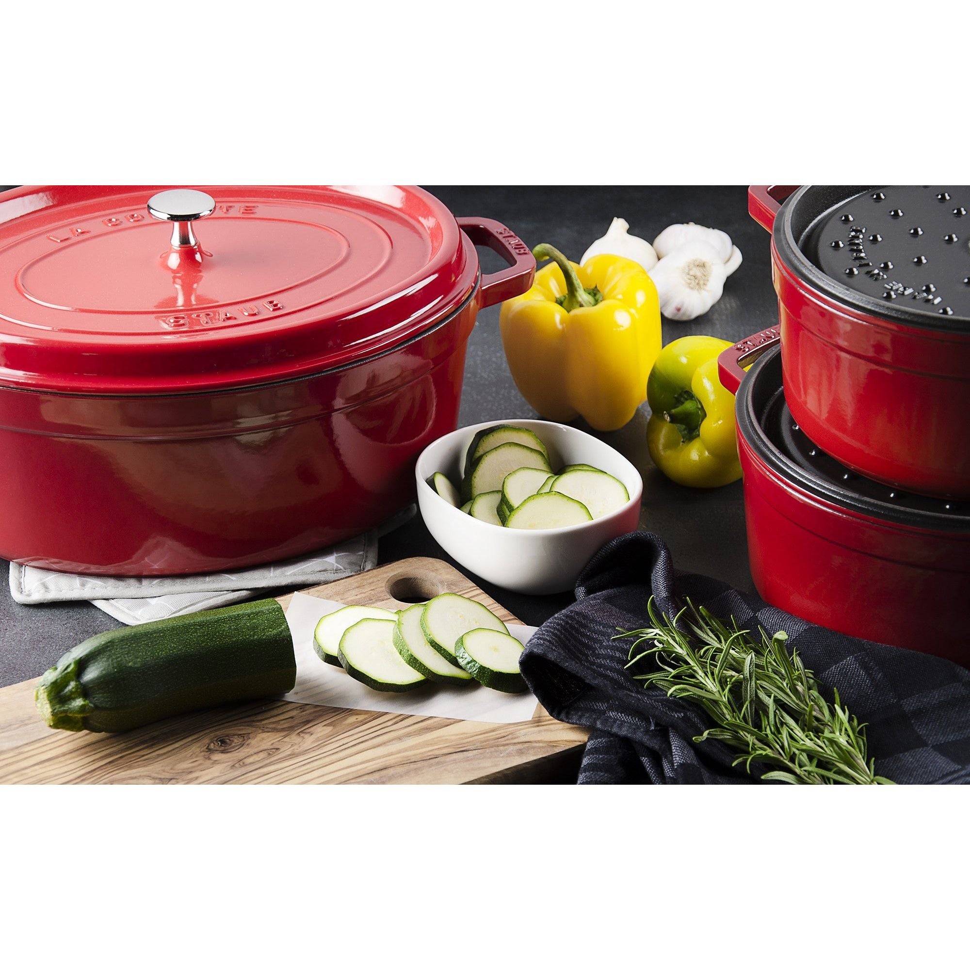 Cocotte ovale fonte et émail Rouge Cerise 37cm 8L - Staub - Cocotte - - La Guilde Culinaire