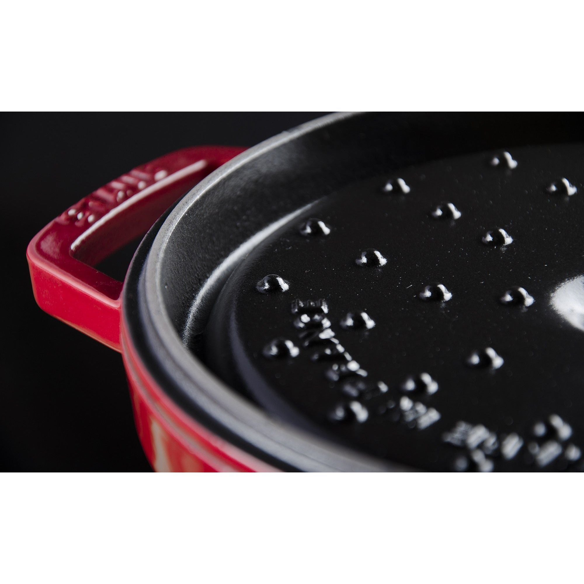 Cocotte ovale fonte et émail Rouge Cerise 37cm 8L - Staub - Cocotte - - La Guilde Culinaire