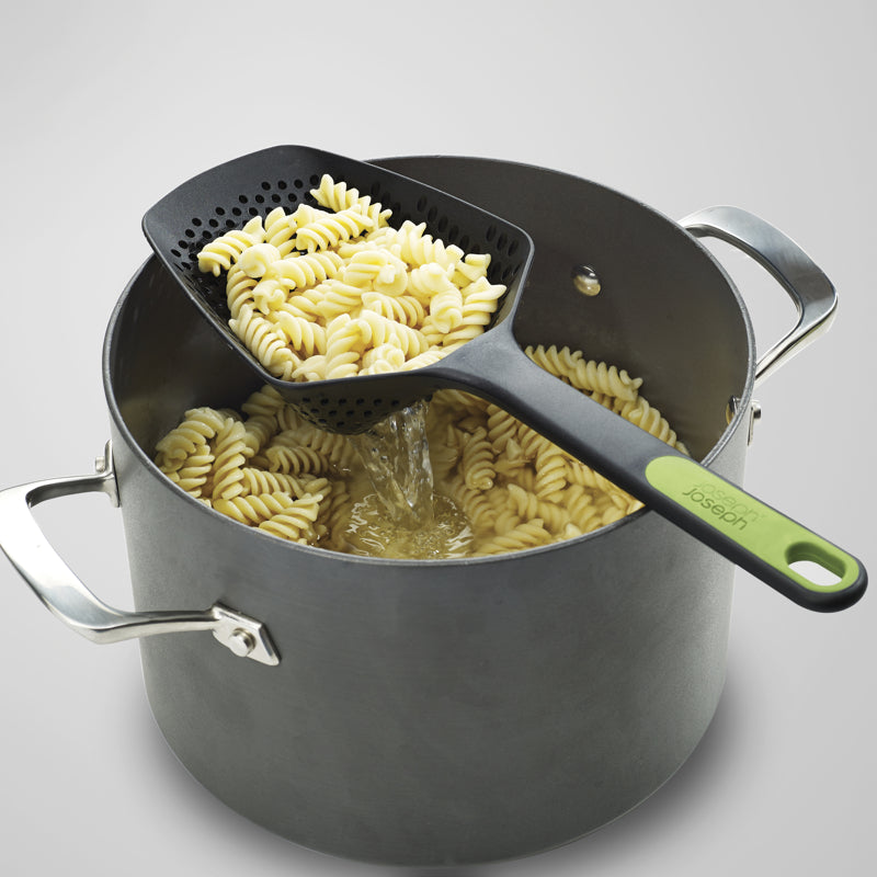 Cuillère-passoire, Grande Scoop Plus, grise - Joseph Joseph - Passoire et écumoire - - La Guilde Culinaire
