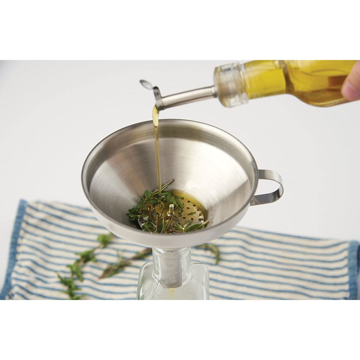 Entonnoir avec passoire 4.5" diametre - SG - Entonnoir - - La Guilde Culinaire