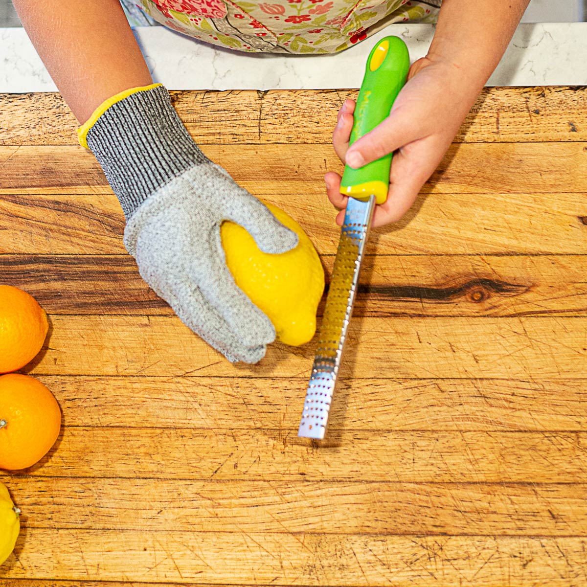 Zesteur / Râpe + gant pour Enfant - Microplane - Râpe et zesteur - - La Guilde Culinaire