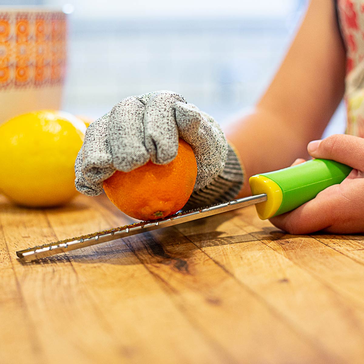 Zesteur / Râpe + gant pour Enfant - Microplane - Râpe et zesteur - - La Guilde Culinaire