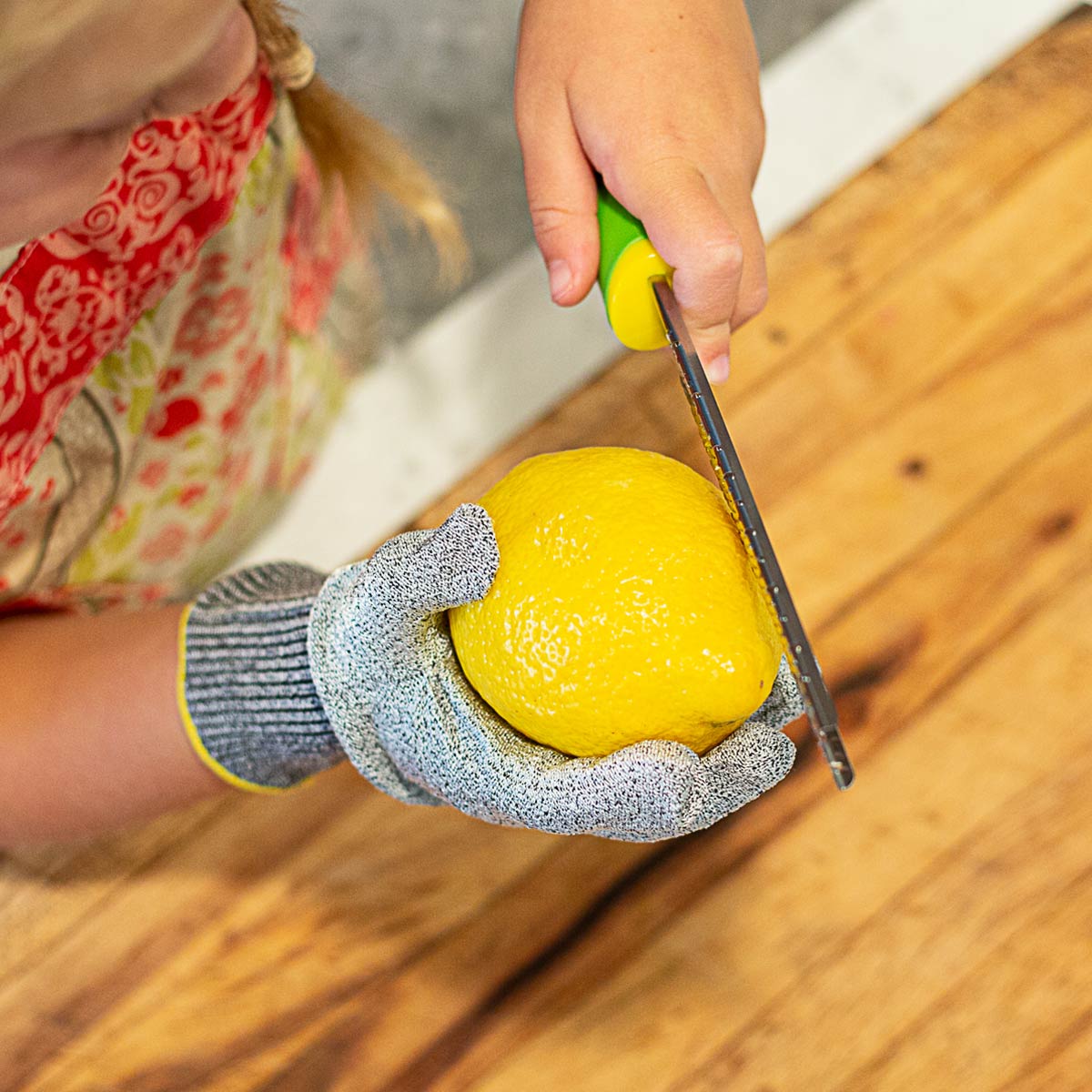 Zesteur / Râpe + gant pour Enfant - Microplane - Râpe et zesteur - - La Guilde Culinaire