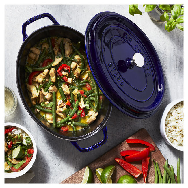 Cocotte ovale fonte et émail Bleu 31cm 5.5L – Staub – La Guilde