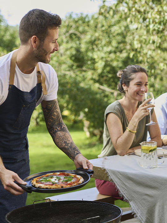 GRILL TO TABLE, Plaque à Pizza, Noire, 34 cm - Peugeot - Accessoire pour BBQ - - La Guilde Culinaire