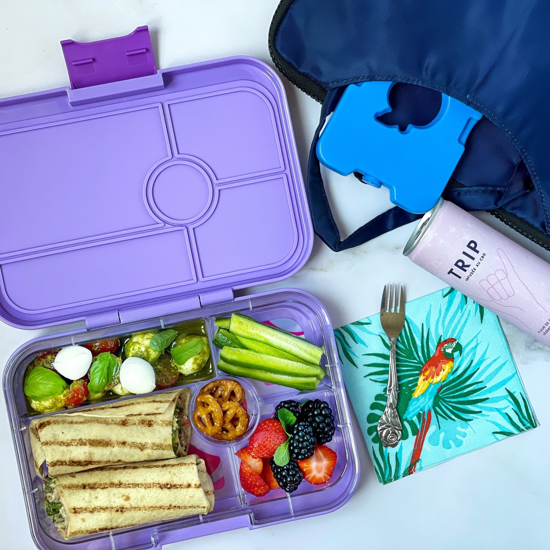 https://www.laguildeculinaire.com/cdn/shop/products/laguildeculinaire-yumbox-IPIII2022025G-tapas-ibiza-purple-with-groovy-tray-1800px-04.jpg?v=1660844176&width=1800